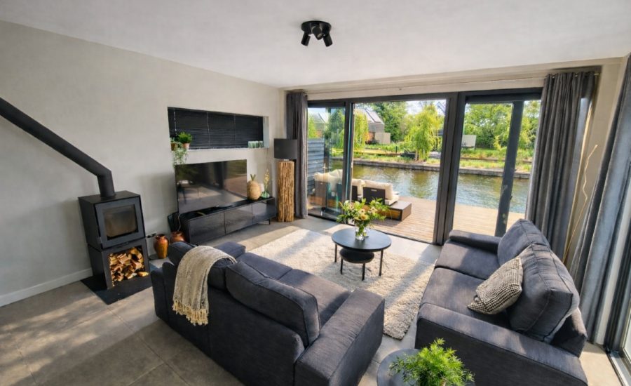 Lutz watervilla friesland aan het water