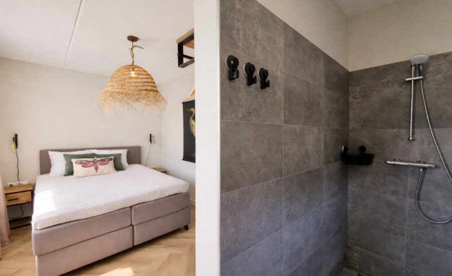 slaapkamer en badkamer van Lutz watervillas de villa voor 8 personen